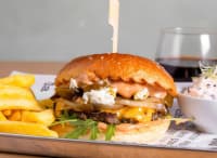 Kéksajtos burger menü