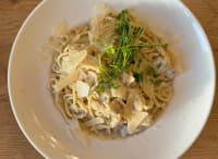 Kéksajtos spagetti grillezett csirkemellfilé csíkokkal