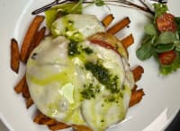 Sült paradicsomos-mozzarellás csirkemell pesto puszival