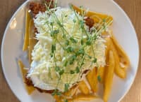 Csirkemellfilé rusztikus bundában fokhagymás tejföllel és reszelt sajttal