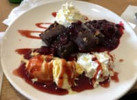 Brownie gyümölcsös öntettel